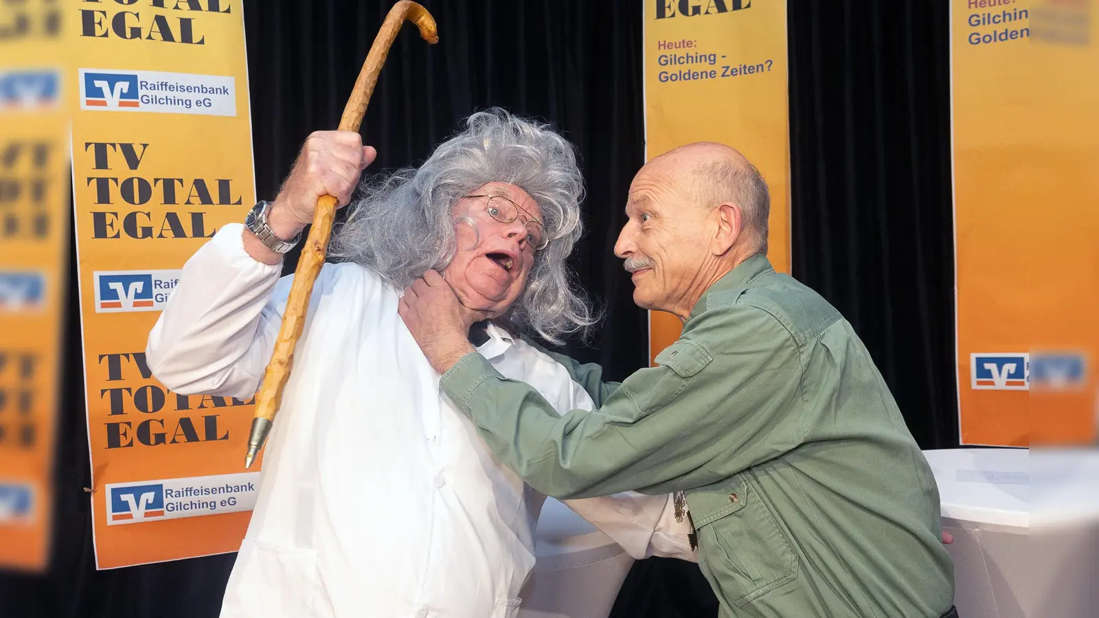 Generalfeldmarschall Ludendorff (Andreas Mautz) geht Goldmacher Tausend (Oliver Kübrich) an die Gurgel. (Foto: Singer)