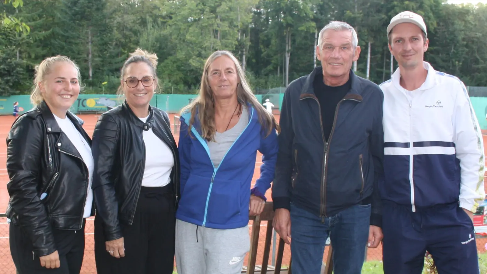 Hans Peter Haid (Zweiter von rechts) und seine Mitstreiter machen sich stark für den Erhalt des Tennisplatzes. (Foto: job)