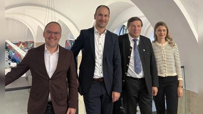Mario Pianka, Sparkassenvorstand Torsten Koch, Oberbürgermeister Max Gotz, Leiterin Stadtmarketing Julia Flötzinger-Wilson. (v.l.) (Foto: Stadt Erding)