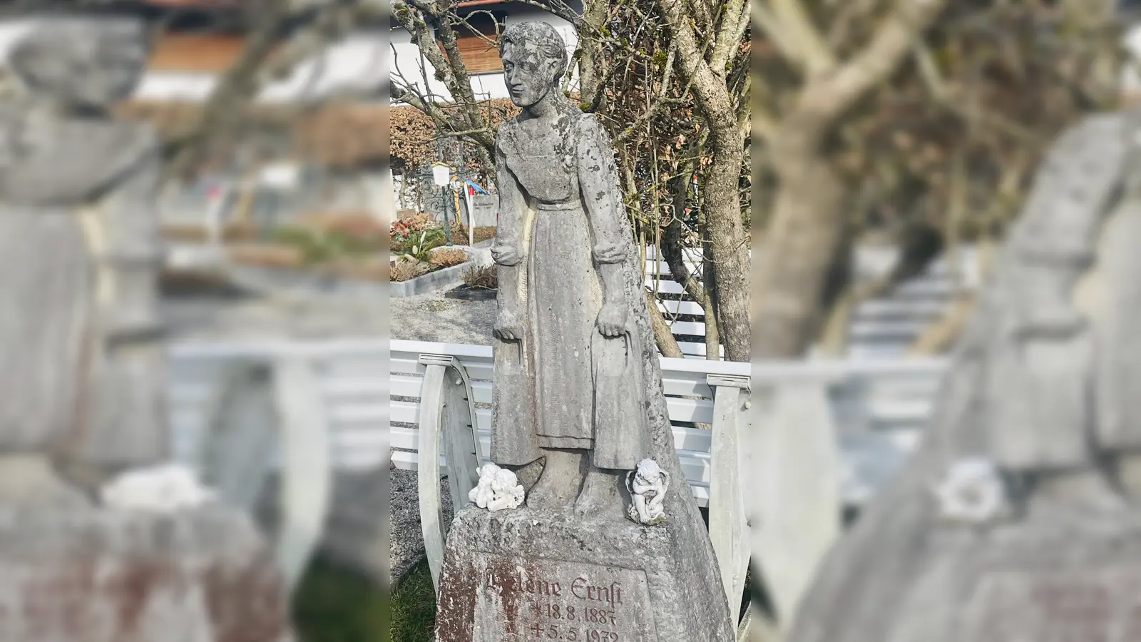 Für ihre Dienste wurde Helene Ernst von ihren Dienstherren mit einem ganz besonderen Grabstein geehrt. (Foto: hw)