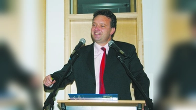 Vertriebscoach und Trainer Joachim Skambraks erklärte den Gästen des 4. Germeringer Unternehmertreffs wie entscheidend richtiges Fragen für den Verkaufserfolg ist. (Foto: SE)