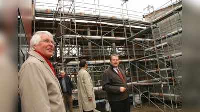 Im Juni wird Altbürgermeister Eberhard Reichert (links) die Ehrenbürgerschaft für seine großes Engagement in der Gemeinde verliehen. Auch die Vorlagen für den Umbau an der Volksschule brachte er bereits in seiner Amtszeit auf den Weg. Rechts im Bild: Christoph Göbel. (Foto: US)