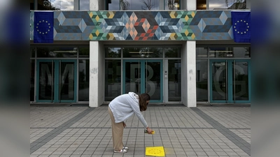 Mit Europaflaggen wurde der Eingang des Max-Born-Gymnasiums dekoriert. (Foto: MBG)