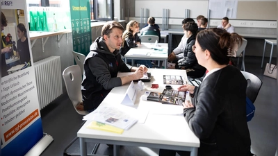 Austausch ohne Umwege und Infos aus erster Hand: Die Ausbildungsmesse ist für Unternehmen wie Schülerinnen und Schüler eine Win-Win-Situation. (Foto: Landratsamt Weilheim-Schongau)