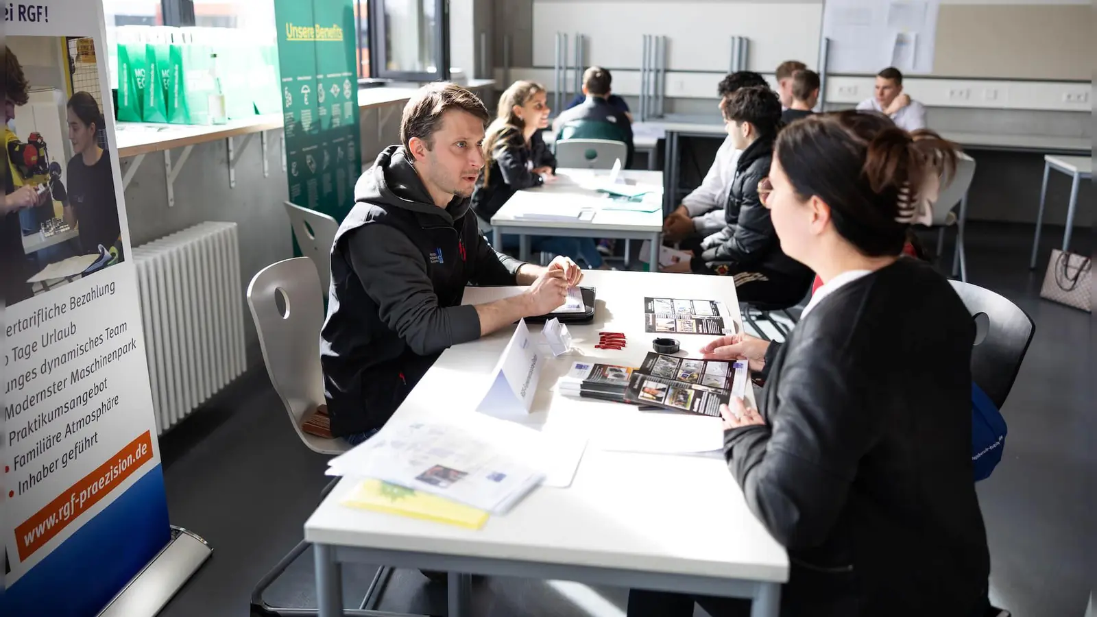 Austausch ohne Umwege und Infos aus erster Hand: Die Ausbildungsmesse ist für Unternehmen wie Schülerinnen und Schüler eine Win-Win-Situation. (Foto: Landratsamt Weilheim-Schongau)