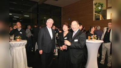 Bürgermeisterin Christine Borst begrüßte die Ehrengäste des ersten Kraillinger Wirtschaftsempfangs Staatsminister Martin Zeil (l.) und Landrat Karl Roth. (Foto: US)