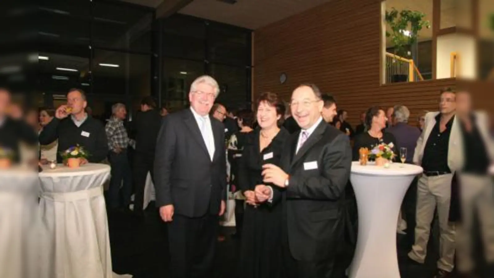 Bürgermeisterin Christine Borst begrüßte die Ehrengäste des ersten Kraillinger Wirtschaftsempfangs Staatsminister Martin Zeil (l.) und Landrat Karl Roth. (Foto: US)