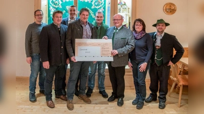 Fred Buchner (Goaßlschnoitza), Jochen Swatosch (FSV), Gerald Urban (ECH), Stefan Monn (Feuerwehr), Markus Pfeiffer (Kolpingsfamilie), Helga Müller (Enzianschützen) und Martin Monn (Trachtenverein) (von links) übergaben  Rupert Monn, Bürgermeister der Gemeinde Berg, (Dritter von rechts) den Spendenscheck. (Foto: Markus Pfeiffer)