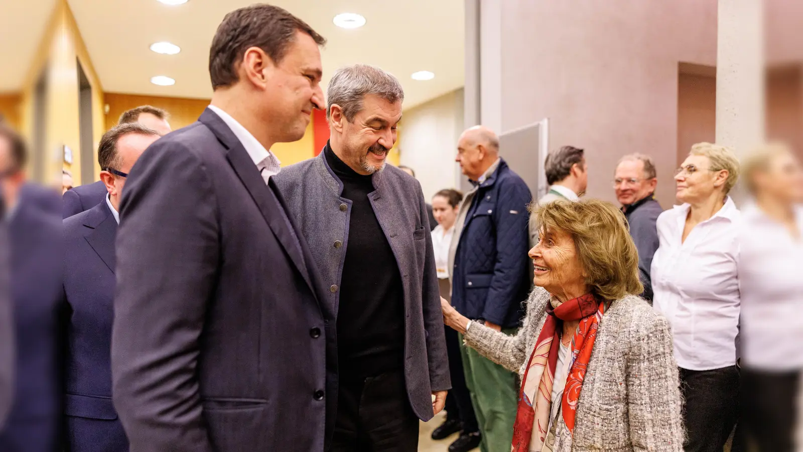 Charlotte Knobloch, Präsidentin der Israelitischen Kultusgemeinde München und Oberbayern, im Gespräch mit Ministerpräsident Markus Söder und Justizminister Georg Eisenreich.  (Foto: Matthias Balk, CSU)