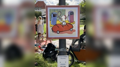 Bei der Eröffnungsfeier des „Humorparcours” waren die Kunstwerke noch vollzählig. Nun fehlt das Werk des Künstlers Thomas Müller. Die Bürgervereinigung Obermenzing hat eine Belohnung ausgesetzt. (Foto: F.Vogelsgesang)