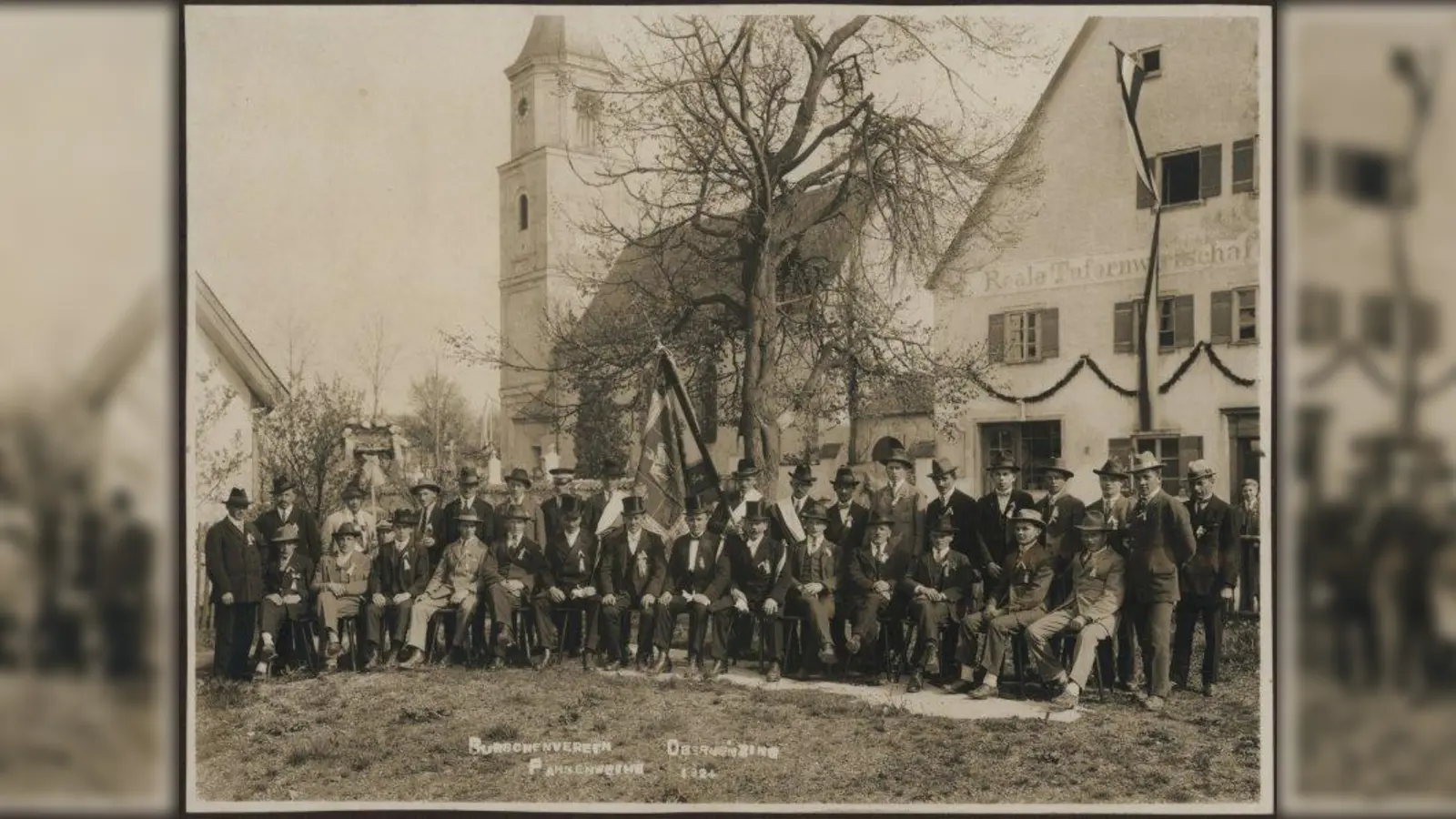 Vor fast 100 Jahren: Der Burschenverein Obermenzing anno 1924 bei der Fahnenweihe. (Foto: Burschenverein Obermenzing)