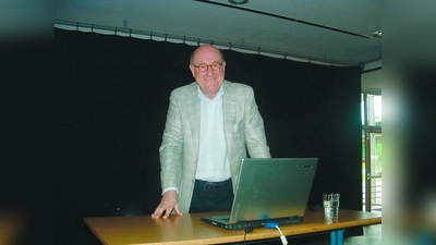 Lust auf die Wirtschaft machen: Wolfgang Schrempp, Präsident und CEO von Mercedes-Benz Australia/Pacific, bei seinem Vortrag im Carl-Spitzweg-Gymnasium. (Foto: bb)