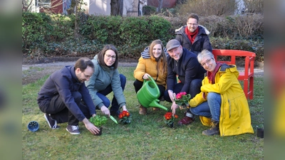 Von links: Max Meindl, Lena Sterzer, Carmen Wegge, Andreas Schuster und Nina Reitz, hinten auf der roten Bank: Alexander Reithermann. (Foto: Peter Martl)