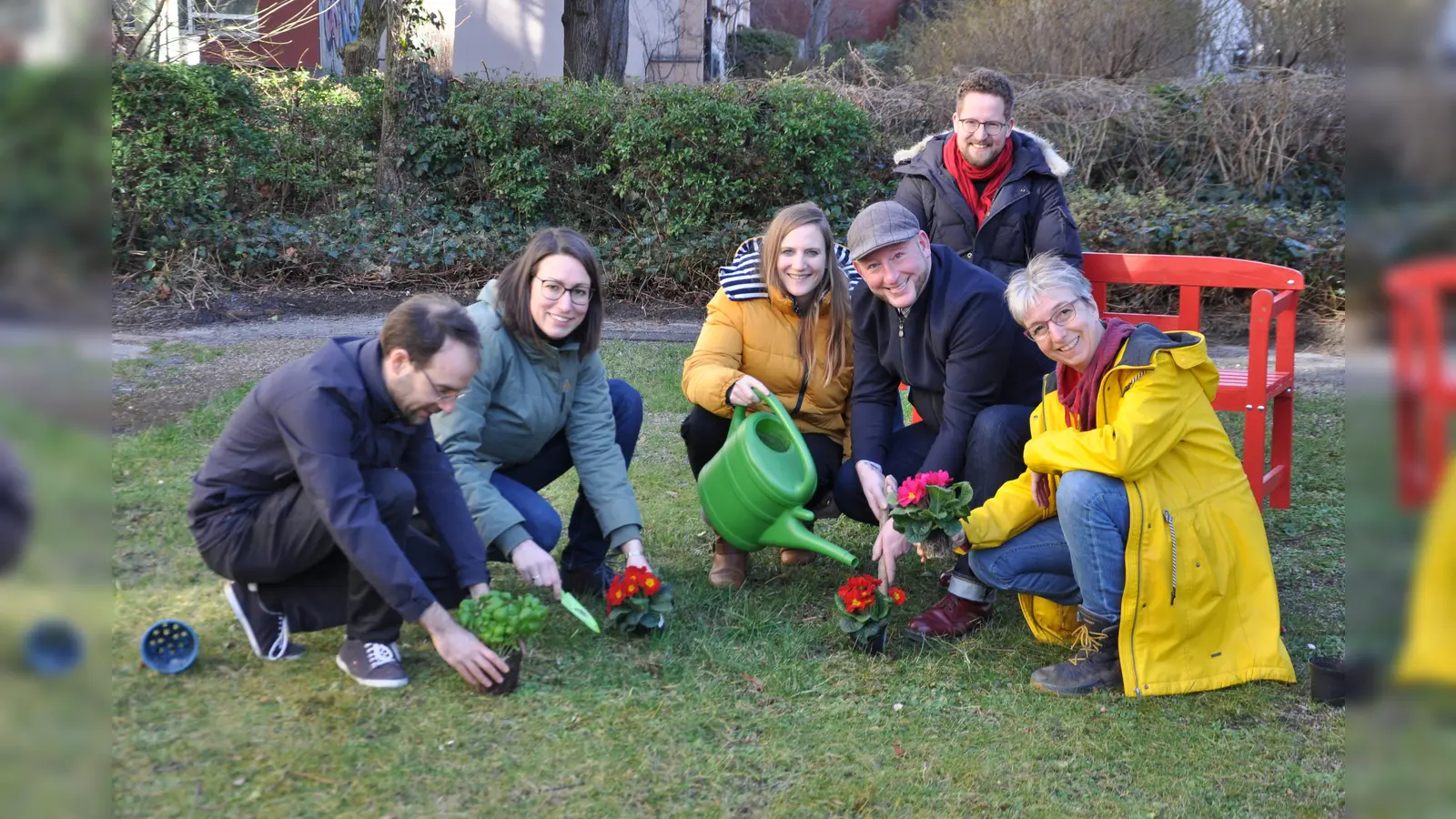 Von links: Max Meindl, Lena Sterzer, Carmen Wegge, Andreas Schuster und Nina Reitz, hinten auf der roten Bank: Alexander Reithermann. (Foto: Peter Martl)