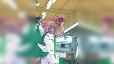 U 14-Spieler Felix Schmidt wird im Wurf vom besten Aiblinger Marco Hack-Vazquez gefoult. (Foto: H. Handwerker)