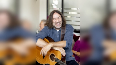 Liedermacher, Stadtrat und für Senioren engagiert, all' das ist Roland Hefter.  (Foto: Domsch)