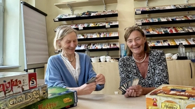 Friederike Hopfmiller von der Würmtalinsel und Seniorenreferentin Beate Dürrschmidt (v.l.) starteten einen Spielenachmittag in der Insel, der nun immer am letzten Freitag im Monat stattfinden soll. (Foto: Ulrike Seiffert)