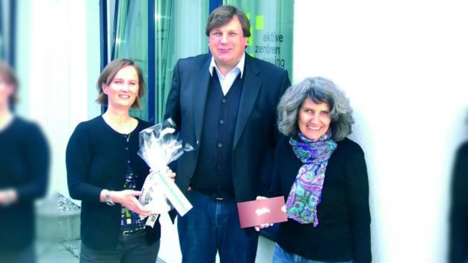 „Einen besseren Start für unseren Stadtteilladen und glücklichere Gewinner hätten wir uns nicht wünschen können“, freute sich Pasings neuer Stadtteilmanager Christian Bitter zusammen mit den strahlenden Gewinnerinnen Claudia Thordsen und Christa Hofner. (Foto: jk)