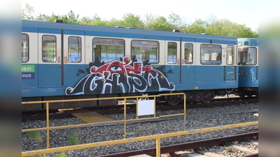 Schmierereien an der U-Bahn. (Foto: Polizei)
