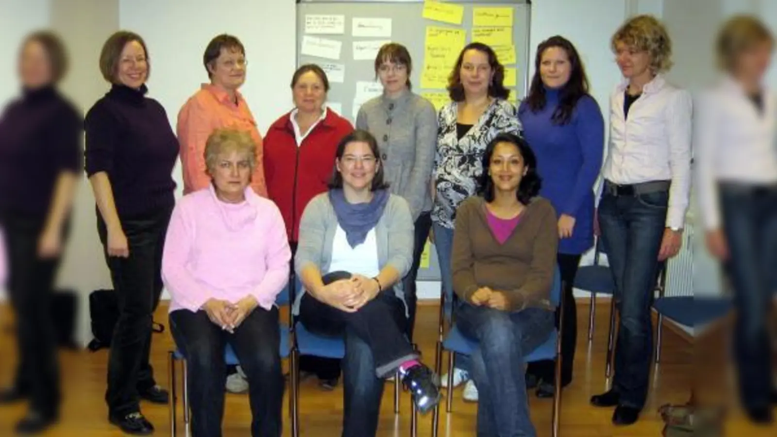 Martina Pfahl (l.) vom Tageseltern-Service ist froh über jede der vor kurzem ausgebildeten Tagesmütter, denn der Bedarf an qualifizierter Kinderbetreuung ist im gesamten Landkreis hoch. (Foto: Vera Greif)