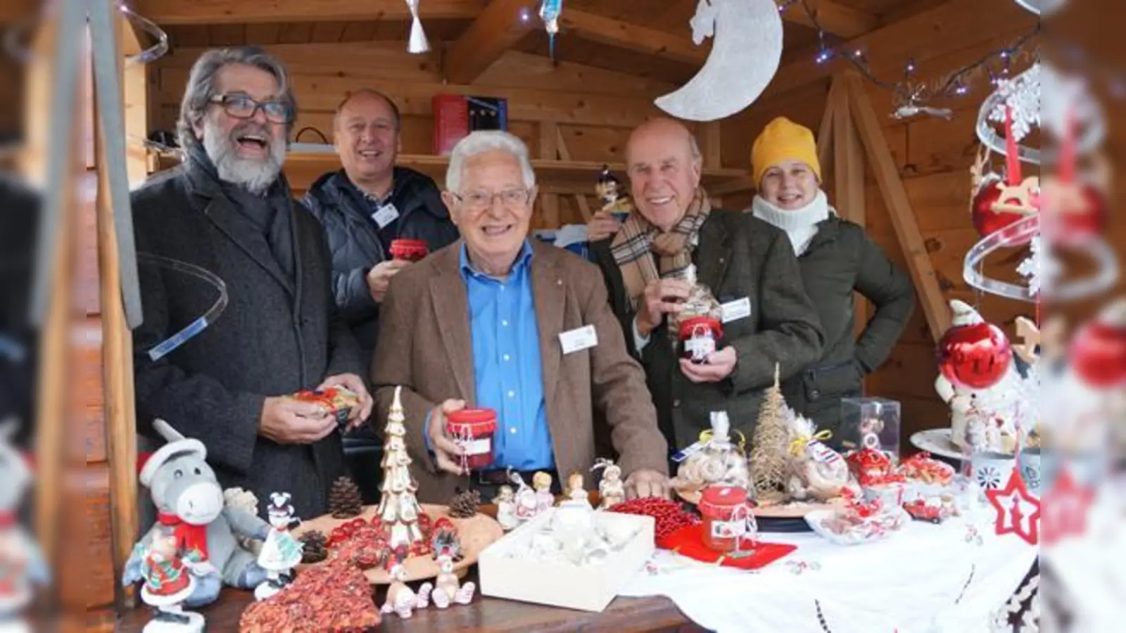 Gut gelaunt präsentierte die Mitglieder des Lions Clubs München-Geiselgasteig ihre Waren beim Basar. Am kommenden Wochenende bieten sie wieder Plätzchen und Marmeladen beim Advent am Rathaus an.  (F.: hw)