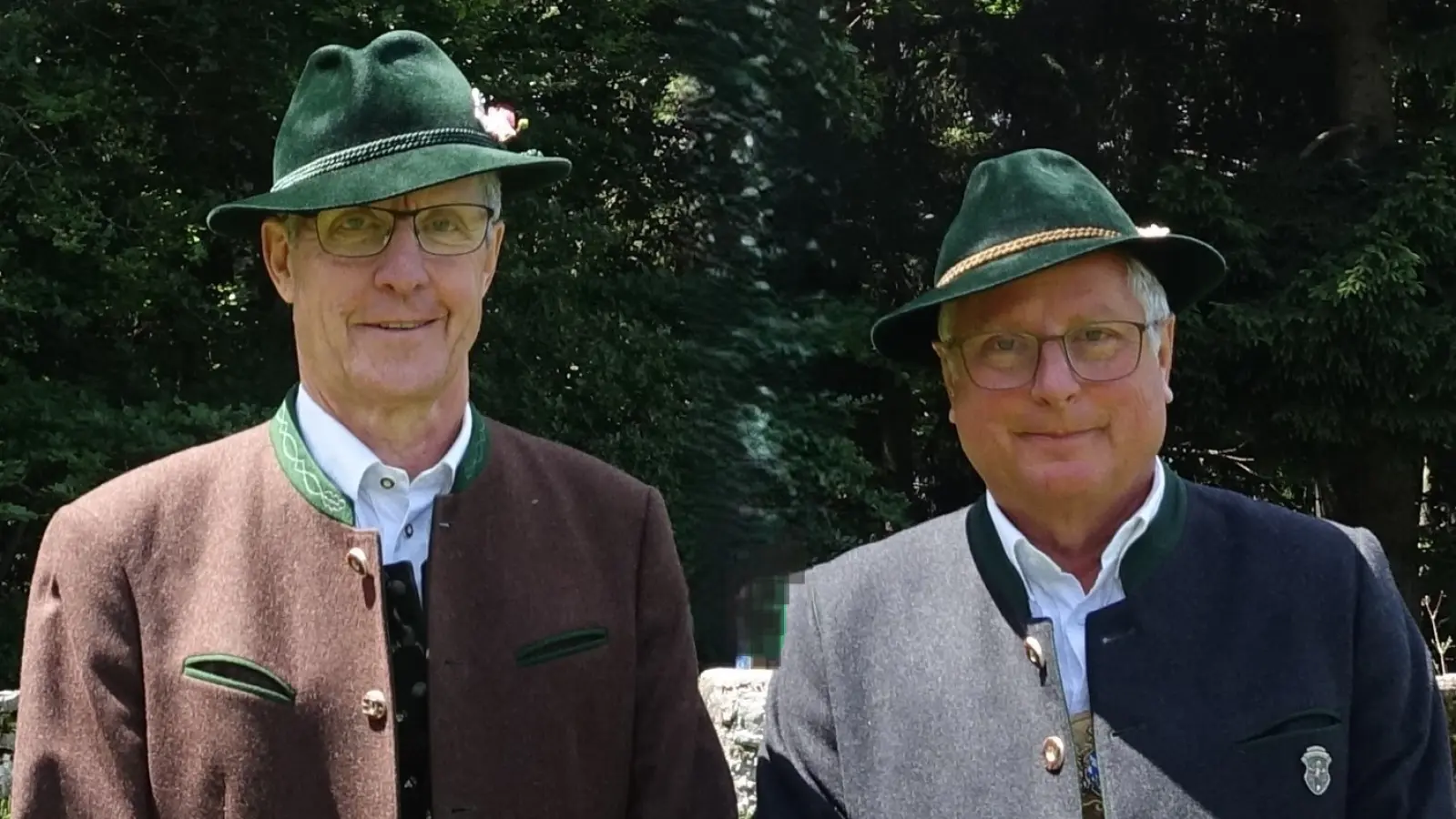 Die Brüder Ade (links) und Andi Lackermeier laden zum Jubiläumshoagartn ein. (Foto: Andreas Lackermeier)