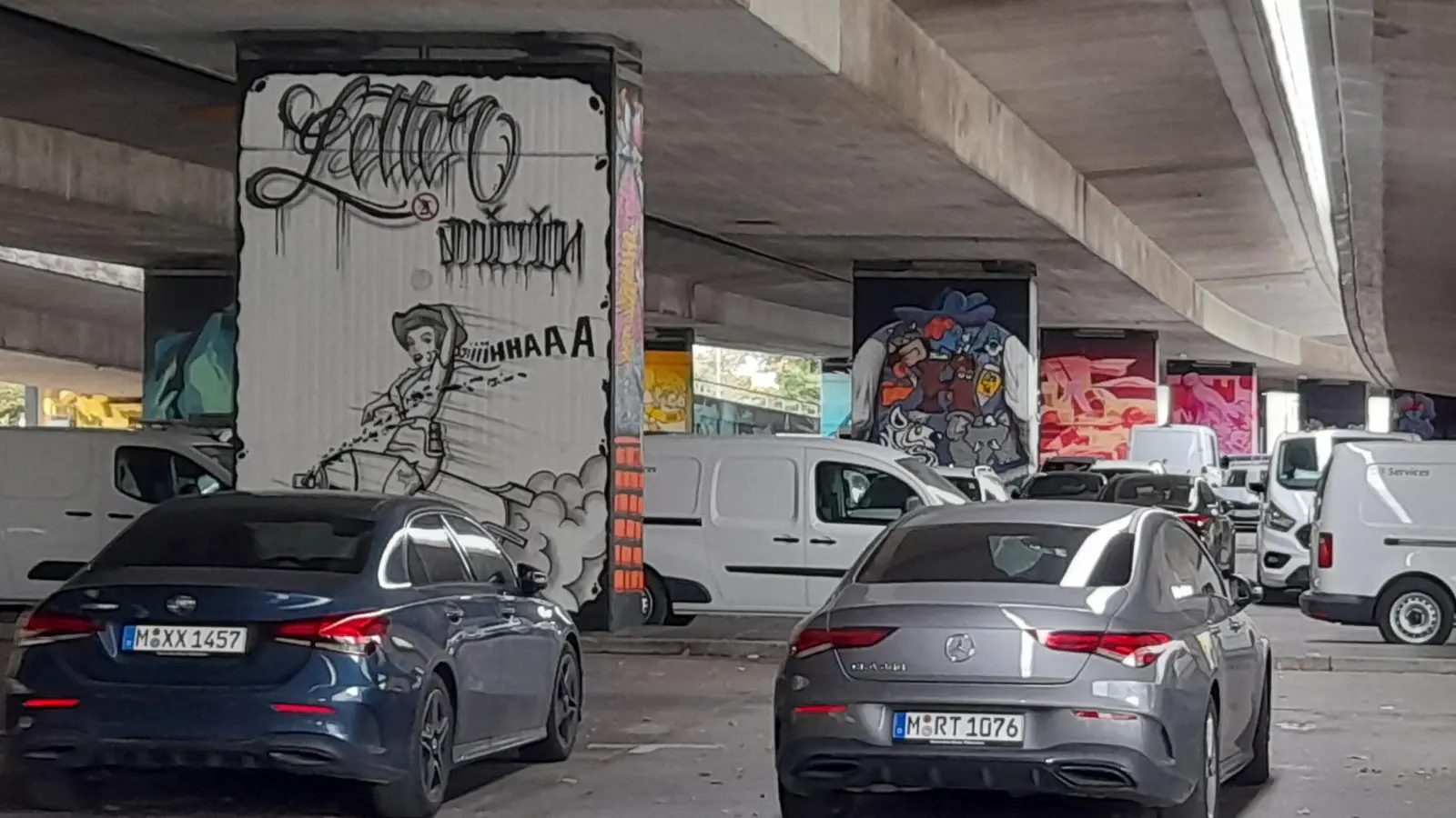 Graffiti-Kunst, wie sie an den Brückenpfeilern der Donnersberger Brücke zu sehen ist, könnte künftig auch an der Rückwand des Wertstoffhofes in der Arnulfstraße legal entstehen. (Foto: Beatrix Köber)