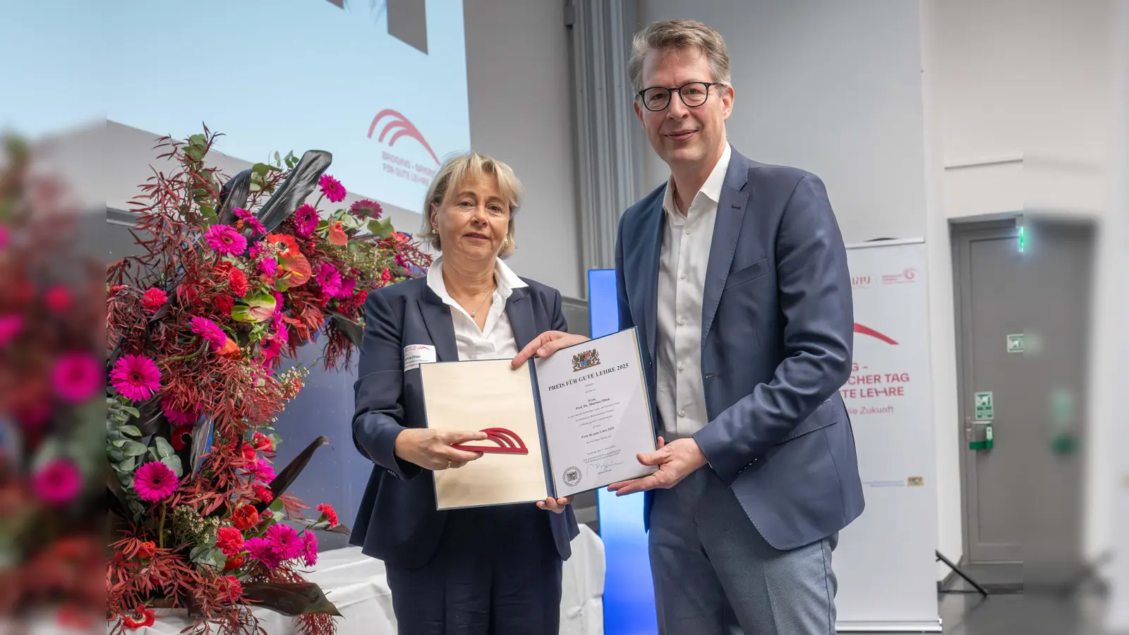 Prof. Dr. Martina Otten erhielt ihre Auszeichnung von Bayerns Wissenschaftsminister Markus Blume überreicht. (Foto: Axel Koenig - StMWK)