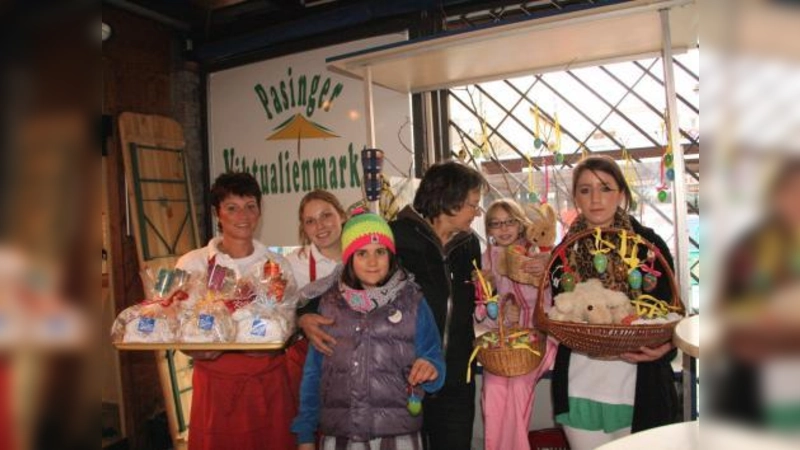 Das sah herrlich bunt nach Ostern aus: Tanja Strumberger, Silvia Kramer, Pauline Bleichsteiner und Donjeta Kurta mit den beiden elfjährigen Mädchen Amelie und Lisa (v.l.) präsentieren die gemalten Eier zusammen mit den Köstlichkeiten der Bäckerei Keller. (Foto: US)