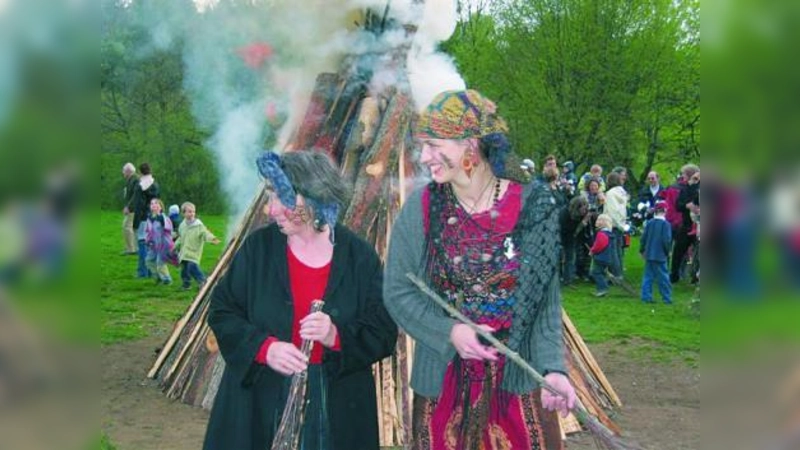 Walpurgisnacht beim EKP (l. Monika Bezedek): Ein fröhliches Fest für Familien. (Foto: pi)