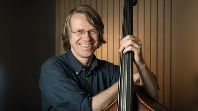 Der Bassist und Cellist Henning Sieverts eröffnet die Saison der Seasonal Concerts. (Foto: Konstantin Kern)