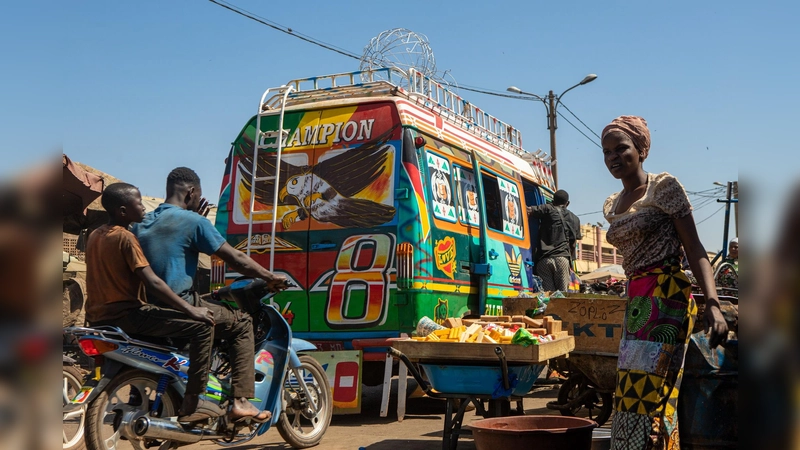 So bunt ist die Welt: Diese Straßenszene mit bemaltem Sotrama-Kleinbus wurde voriges Jahr in Bamako, Mali, aufgenommen. Im Museum Fünf Kontinente sind viele weitere Fotografien bis November zu sehen.  (Foto: © Abdoul Karim Diallo)