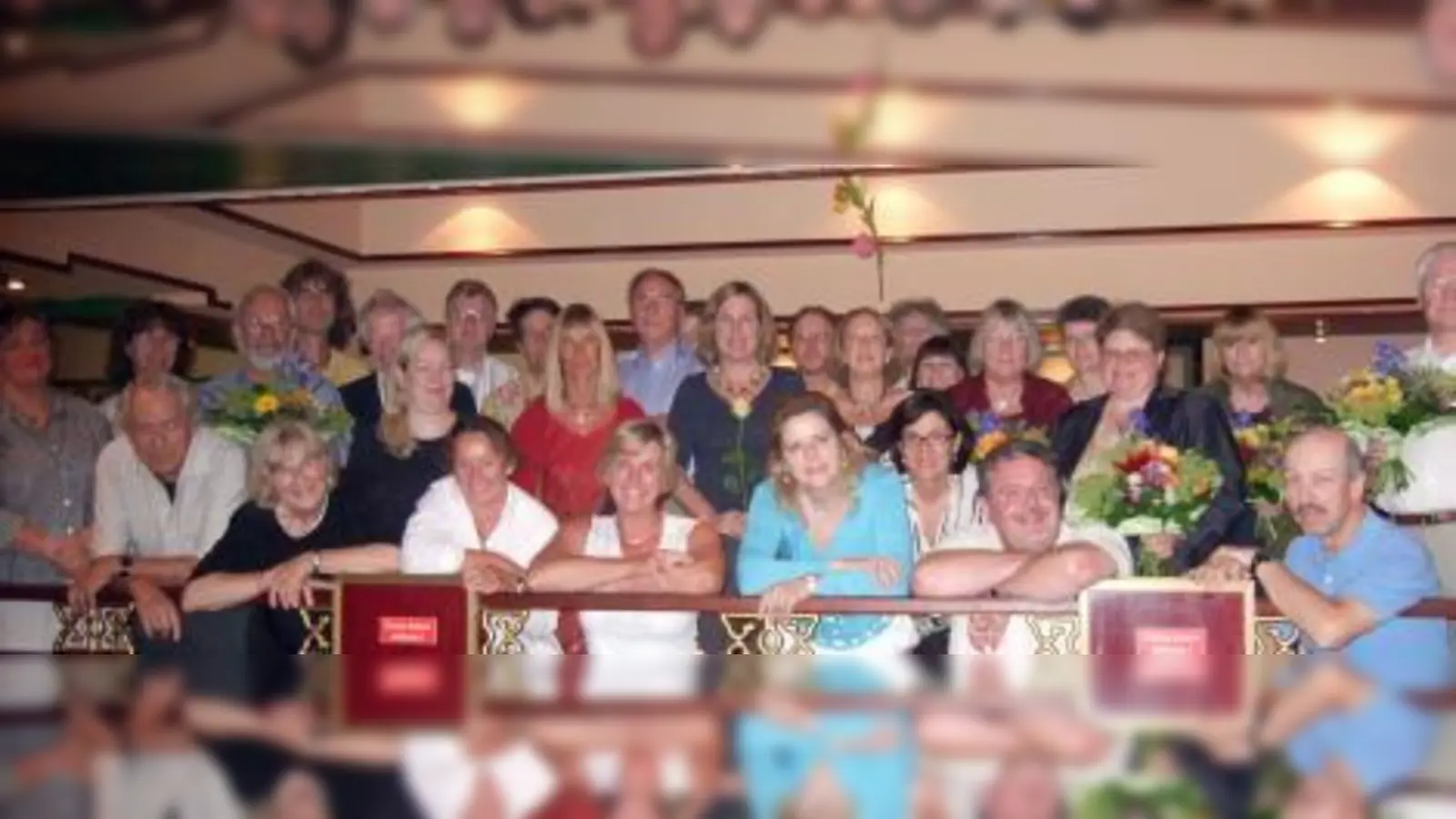 Beim Festabend der Volkshochschule Germering: (von links) VHS-Vorstandsmitglied Barbara Festini, Gertrud Volk, Ernst Burmester, Walter Häns, Gisela Burmester, Wolfgang Ebert, VHS-Vorstandsvorsitzender Peter Braun, Tanja Mayser, VHS-Vorstandsmitglied Heinz Burger, Sabine Rott, Harald Kaske-Hablizel, Christa Dollinger, Brigitte Volland, Günter Sohr, Anita Wadleigh-Kobia, Guiseppe Lomonte, Gabriele Wasmer-Wedel, Hartmut Schmoldt, Lilian von Geldern, Marie-Jehanne Weigert, Deborah Günther, Eleonore Merk, Antonia Schweyer, Thomas Birgel, Erika Pöllmann, Ursula Zuber-Goos, Constanze Wagner, Rainer Heubusch und Detlef Haberland. (Foto: Andrea Franke)