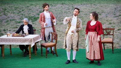 Theater unter freiem Himmel: Die Grüne Bühne München präsentiert „Mirandolina” im Westpark. (Foto: Grüne Bühne München)