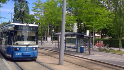 In der Cosimastraße ist ein Radler von einer Tram erfasst und tödlich verletzt worden. (Symbolbild: bas)