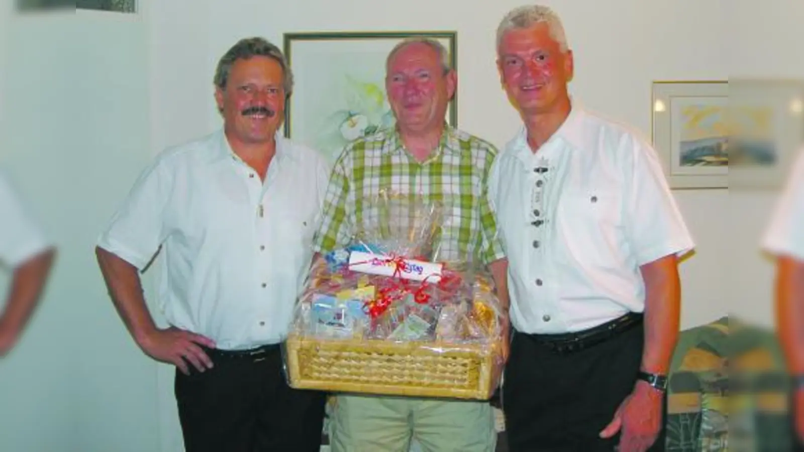Am 22. Juli feierte Bernd Bäppler (M.), Mitglied der Neuaubinger Volksbühne, seinen 60. Geburtstag. Bäppler ist seit dem 1. Januar 1989 Mitglied und leistet dem Verein nach wie vor wertvolle Dienste als amüsanter Schauspieler und verlässlicher Inspizient. Darüber hinaus sorgt er während der Proben und Spiele durch seinen Humor immer wieder für viel gute Laune. Der 1. Vorstand Günter Buchner (l.) sowie der 2. Vorstand Wolfgang Bär gratulierten und überreichten einen Präsentkorb. (Foto: pi)