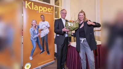 Harald Spiegel (Stiftungsrat der Aktion Sonnenschein) dankt der Schauspielerin und preisgekrönten Kabarettistin Christine Eixenberger für deren Einsatzzugunsten der Aktion Sonnenschein. (Foto: Aktion Sonnenschein/Dirk Tacke)