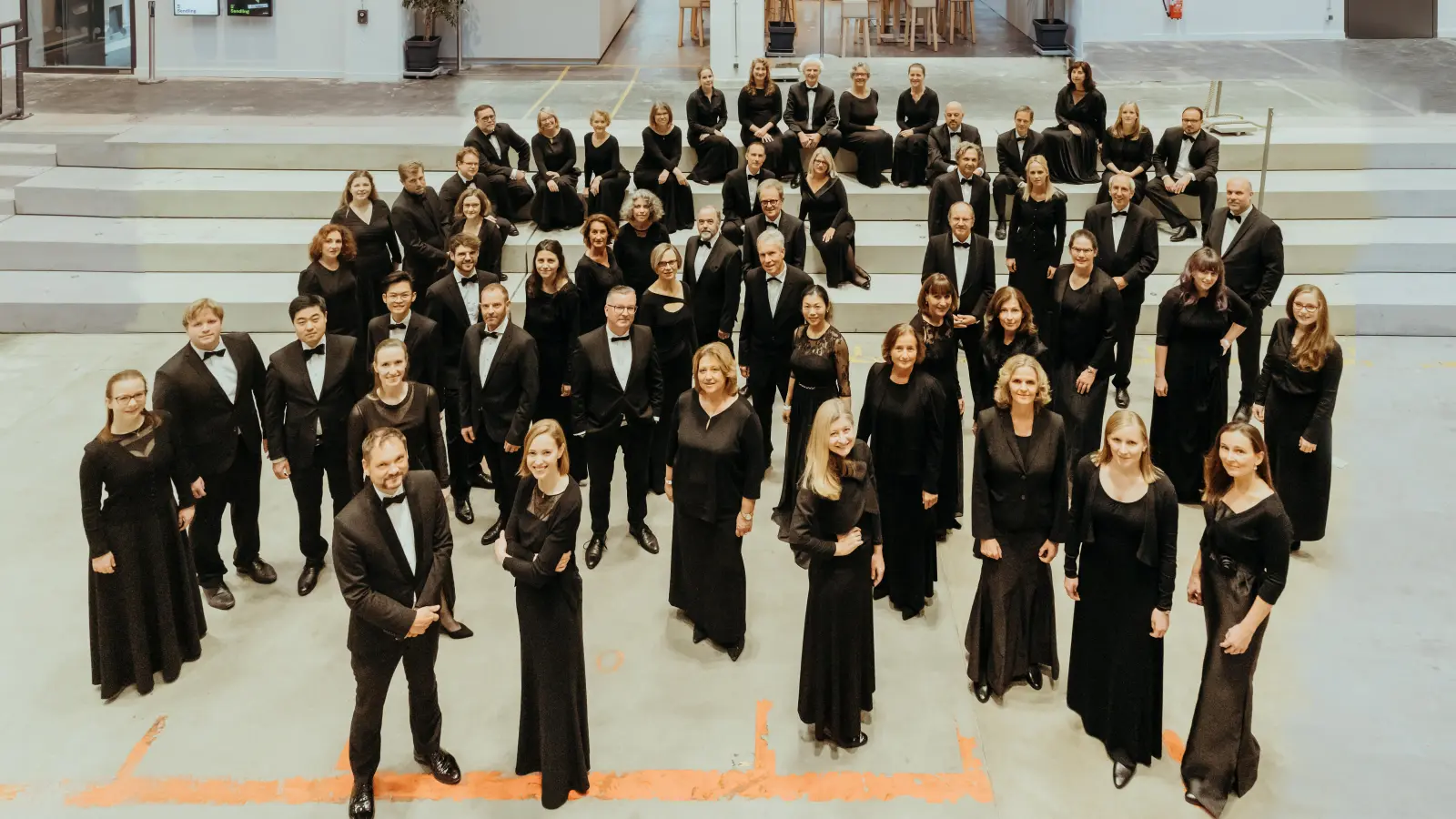 Der Münchener Bach-Chor im Foyer der Isarphilharmonie.  (Foto: Sabine Finger)