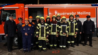 Prüfung erfolgreich bestanden (von links): Schiedsrichter Damjan Plahuta, Kommandant Jörg Altmann, Felix Sanktjohanser, Moritz Huber, Florian Soyer, Peter Schafft, Elena Weiß, Laura-Sophie Weiß, Hendrik Wille, Patricia Weiß, Jugendwart Martin Krönauer, Schiedsrichter Franz Matheis, sowie Schiedsrichter Georg Haslbeck. Nicht im Bild: Florian Otte. (Foto: red)