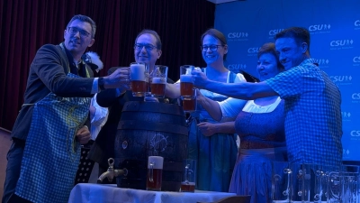 Nach dem Anzapfen mit (von links) Frank Zellner (Bürgermeister Markt Peißenberg, CSU-Ortsvorsitzender), Alexander Dobrindt (Vorsitzender der CSU im Deutschen Bundestag), Alexandra Bertl (Bezirksrätin), Andrea Jochner-Weiß (Landrätin) sowie Thomas Bierling (Gasthof zur Post). (Foto: CSU Peißenberg)