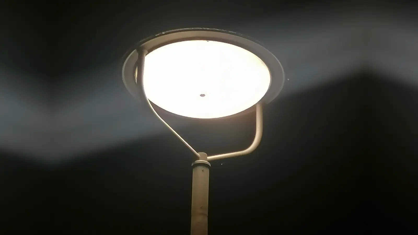 Eine Laterne bringt Licht ins Dunkle: Für den Fußweg vom Westpark bis zur Straße Am Westpark fordert eine Bürgerin eine Beleuchtung. (Foto: job)