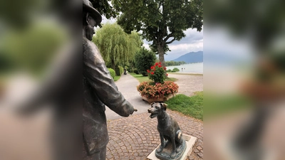 Eine Statue erinnert an die Zeit, in der Thomas Mann am Tegernsee Urlaub gemacht hat.  (Foto: hw)