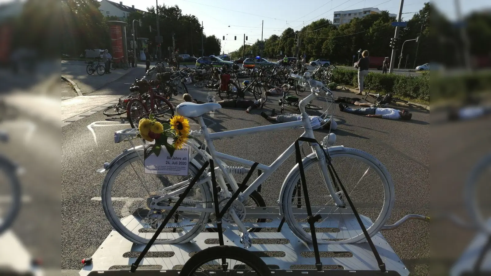 Am 23. Juli wurde eine 84-jährige Radlerin am Wintrichring von einem Autofahrer übersehen, am nächsten Tag verstarb sie im Krankenhaus. Eine Mahnwache und ein Ghostbike erinnern an den schweren Unfall. (Foto: Radentscheid)