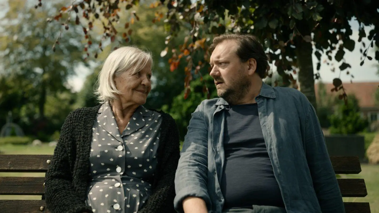 „Mittagsstunde” ist eine Erzählung über die Menschen im Norden Deutschlands, die nicht viel reden, es aber sich kümmern, wenn es Not tut. (Foto: MAJESTIC Filmverleih)