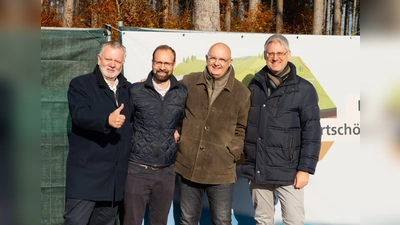 Andreas Lederle (2.v.r.) mit den Geschäftsführern von H.Anger's Söhne nach Vertragsunterzeichnung. (F: heller & partner)