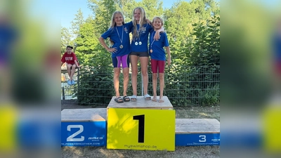Freuten sich über ihren Erfolg (v.l.): Mila Kopatsch, Malia Link und Romy Scheller. (Foto: SSG Neptun e.V.)
