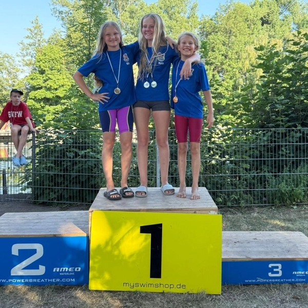 Freuten sich über ihren Erfolg (v.l.): Mila Kopatsch, Malia Link und Romy Scheller. (Foto: SSG Neptun e.V.)