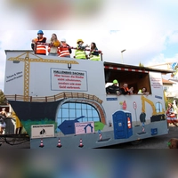 Im vergangenen Jahr griff der Faschingsumzug auch den „unendlichen” Hallenbadbau in Dachau auf. (Foto: Einsle)