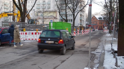 In der Albrechtstraße sorgt die Baustelleneinrichtung für eine maximal verengte Straßenführung. (Foto: Beatrix Köber)