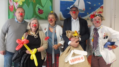 Spendenübergabe des Lions Clubs München-Georgenstein an die KlinikClowns (von links): Dieter Schimmer, Dr. Regina Hock, KlinikClown „Dr. Mücke Mücke”, Florian Oesterreicher sowie KlinikClown „Dr. Ilsebill”. (Foto: Andrea Andrade)